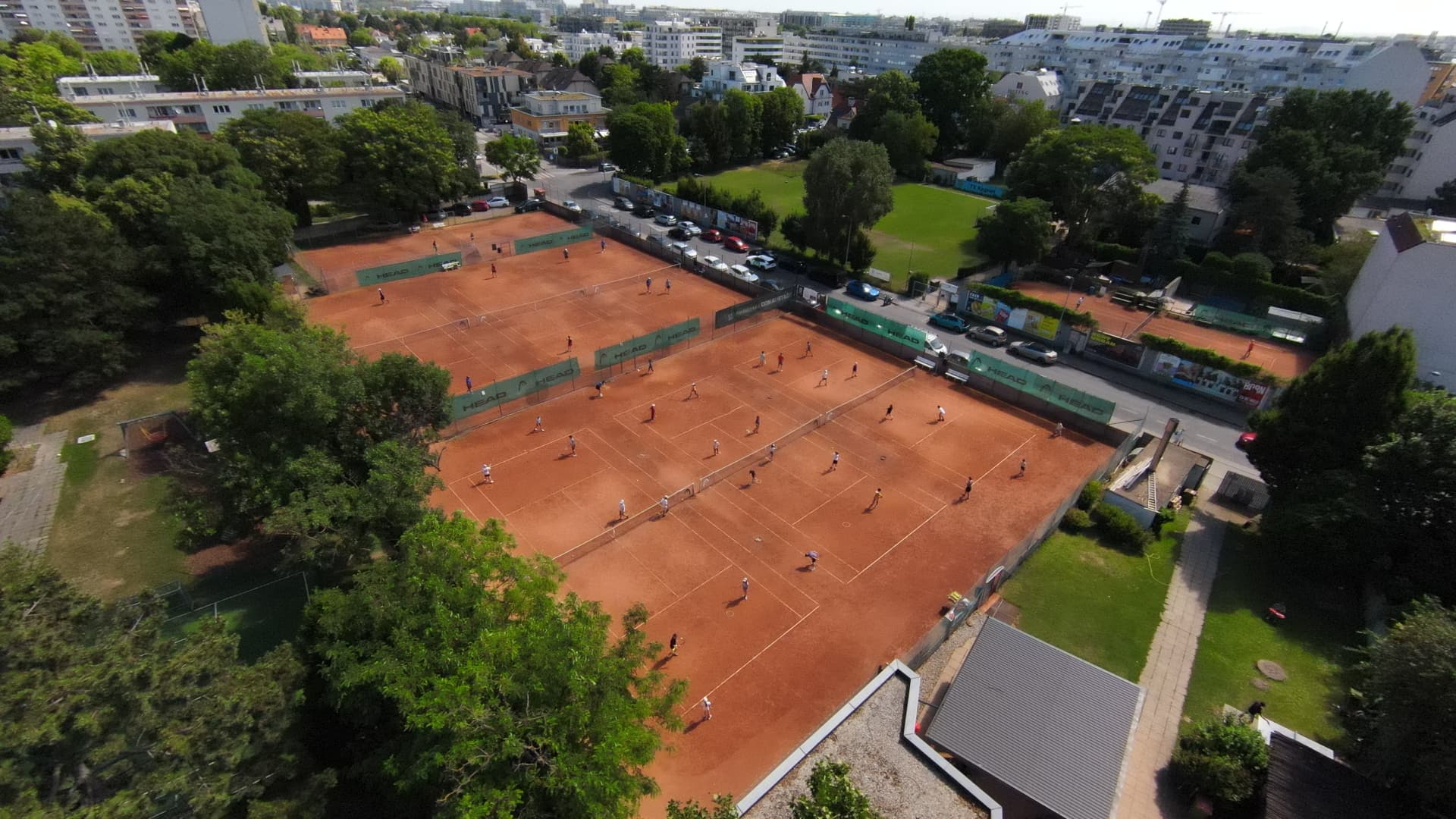 Luftaufnahme der gesamten AZ Tennis Anlage in Wien-Donaustadt