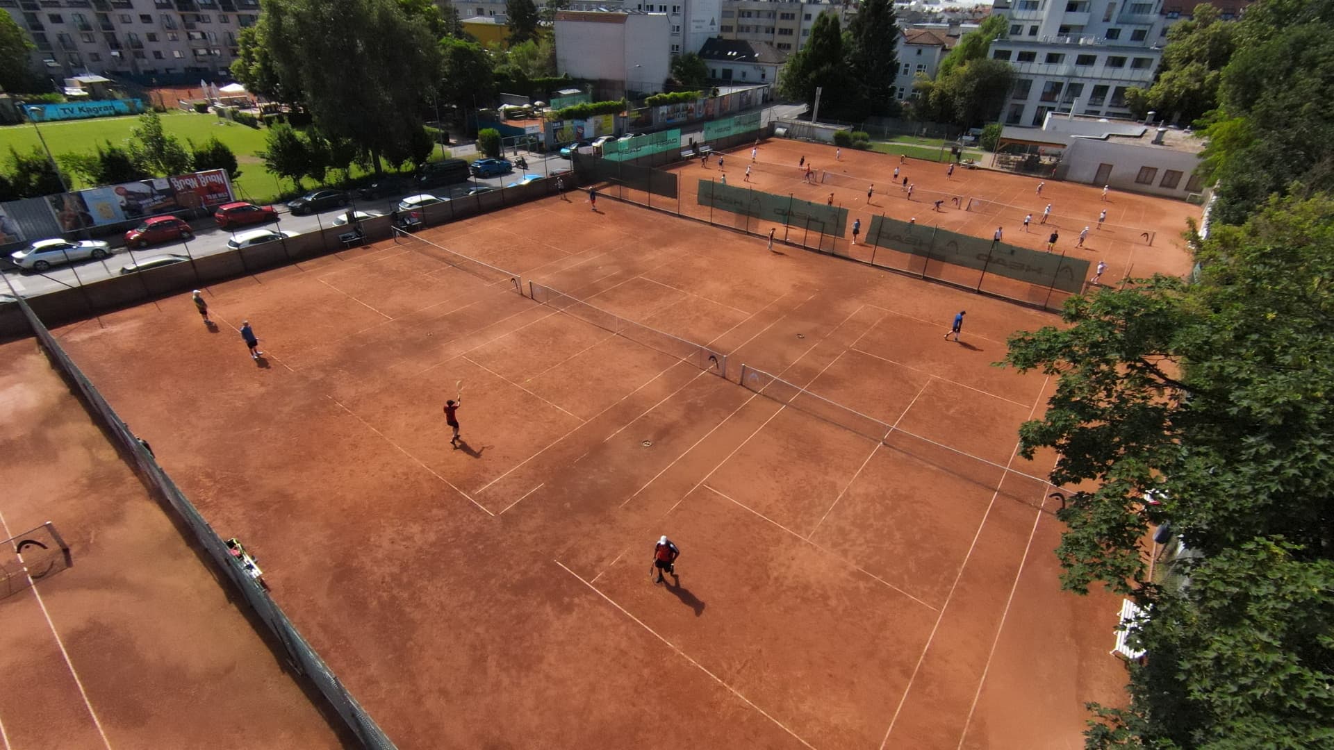 Luftaufnahme der Sandplätze von AZ Tennis im Trainingsbetrieb