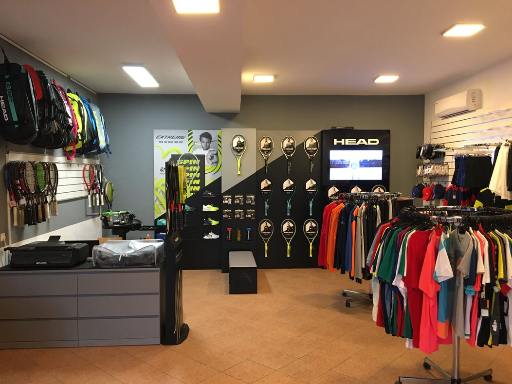 Hauseigener Tennisshop bei AZ Tennis mit HEAD-Ausstattung